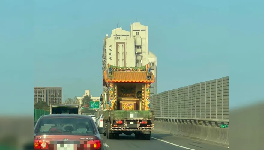 路上驚見「霍爾的移動宮廟」！上萬網笑：插香有難度　內行人曝真相