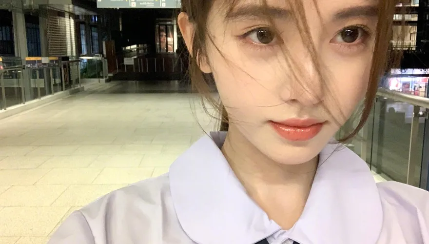 「4000年一遇美女」鞠婧禕溼身了！水中秀美腿表情超無辜