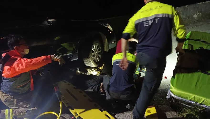 影/新竹32歲男離奇躺路中！慘遭自小客車輾壓命危　警追查肇事責任