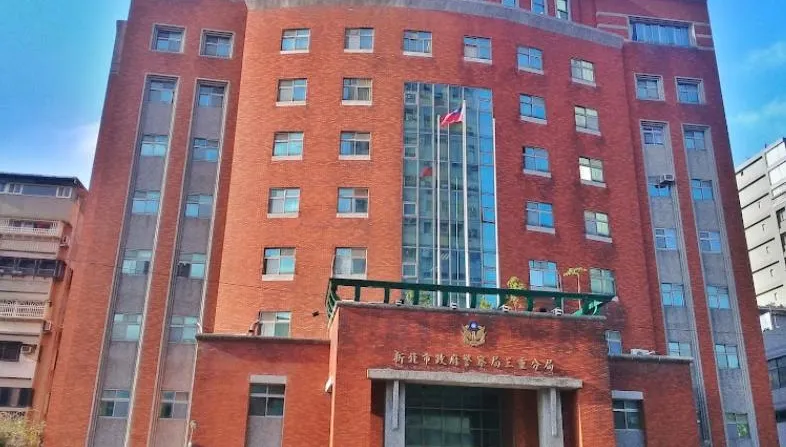 案情不單純！男自撞路燈棄車落跑　車內竟藏百萬現金＋製毒原料