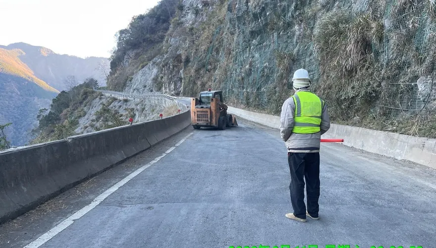 快訊/南橫公路梅山口驚傳落石坍方！中午已搶通恢復交通