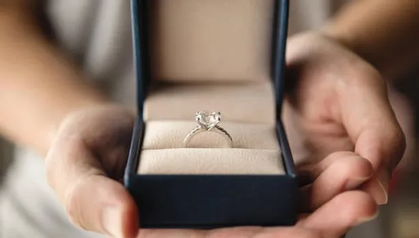 交往3年該結婚嗎？她當眾拒絕男友求婚遭分手…「想挽回」被網打臉