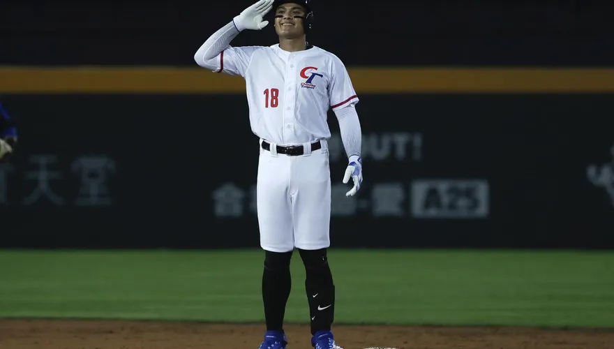 WBC棒球經典賽/國防部長張育成「招牌手勢」紅到國外　日網友捕捉捷克隊也模仿