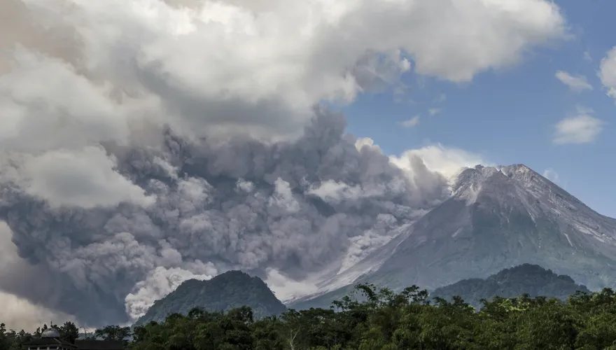 印尼梅拉比火山噴發　火山雲高達7公里幸無災情傳出