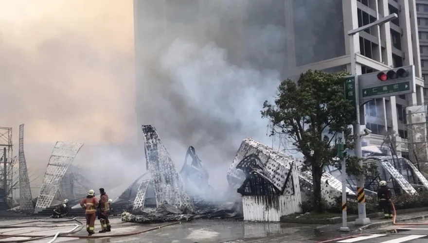 快訊/三重樣品屋大火濃煙竄天　全面燃燒警消灌救中