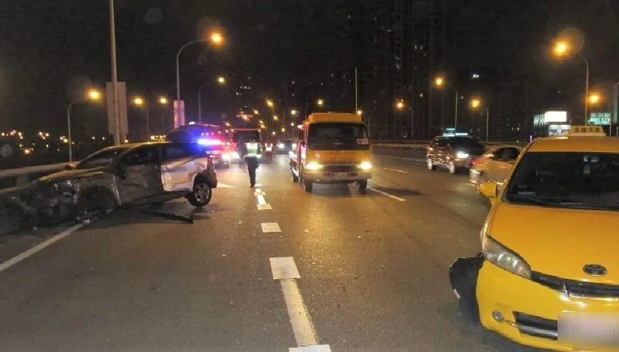 影/前車急煞來不及閃？台中西屯爆追尾車禍　3台車撞成一團4傷