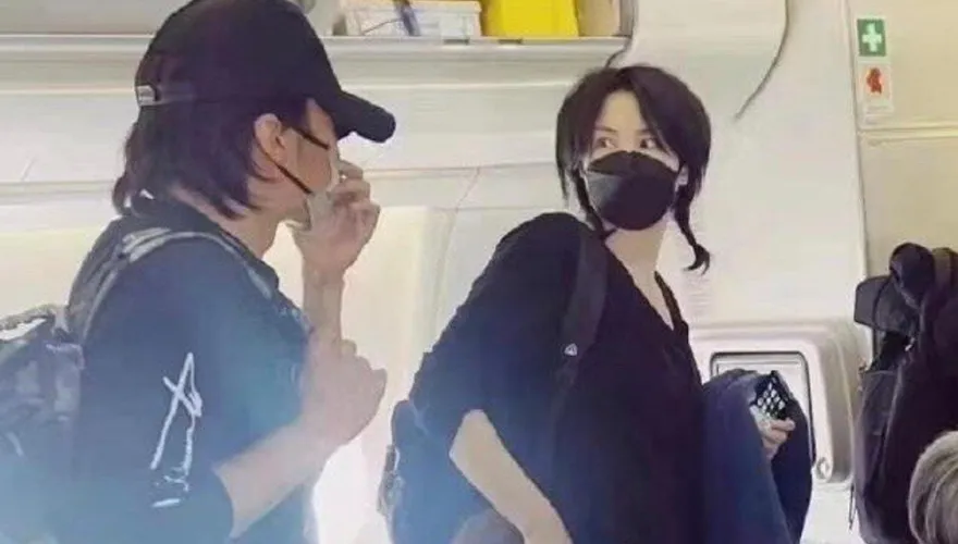 王菲世紀牽手謝霆鋒！搭機回香港「機艙內甜蜜互動」曝光