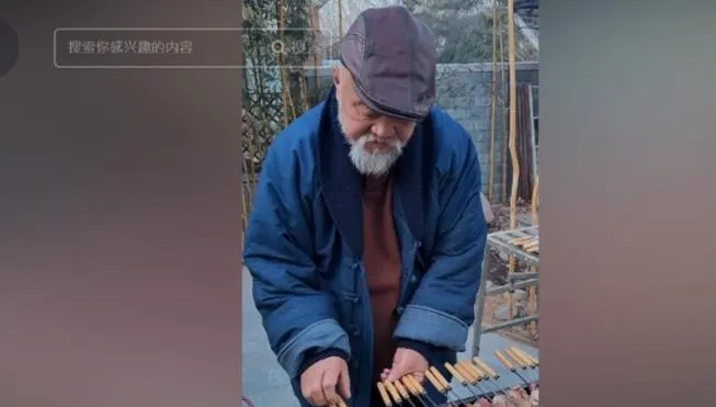68歲資深男星街頭擺攤！賣烤肉串「價格曝光」遭網罵：奸商？