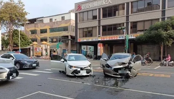 快訊/高雄苓雅轎車跨越雙黃線逆撞對向3車　3人傷送醫