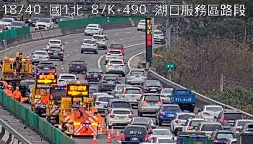 快訊/上班路況注意！國1湖口段連環車禍　4車追撞回堵5公里