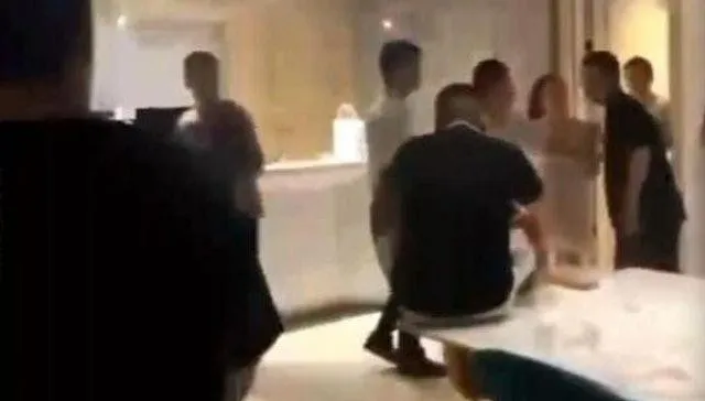 綠到崩潰！人夫破門捉姦　驚見老婆與2裸男「多人運動」爆衝突