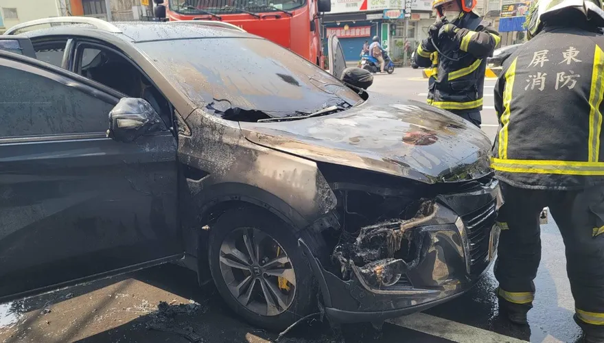 影/枋寮驚傳火燒車白煙瀰漫道路　「車頭全燒毀」幸無人傷亡