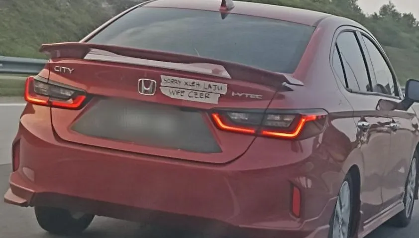 紅色轎車龜速行駛後方車輛全塞爆　靠近一看車尾小紙條「瞬間氣消」