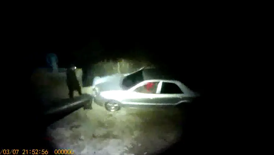 影/未注意漲潮！小客車卡海堤外沙灘嘉義夫婦受困車內　員警與民眾下水搶救