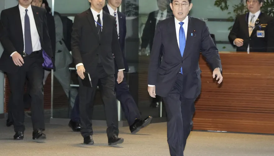 日口罩令鬆綁第一天！岸田上任近一年半　首次步入官邸「未戴罩」