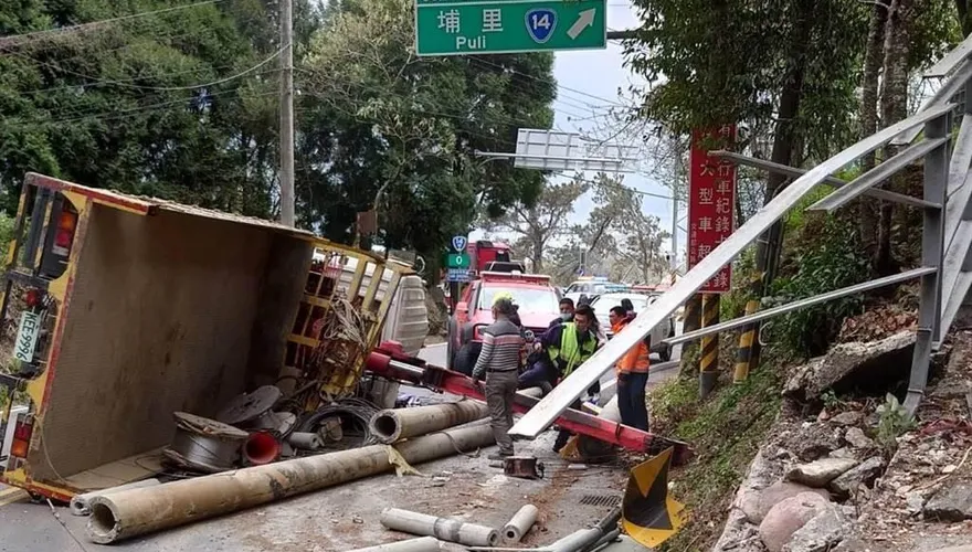 快訊/南投清境吊臂拖板車翻車！　駕駛副駕雙雙受困