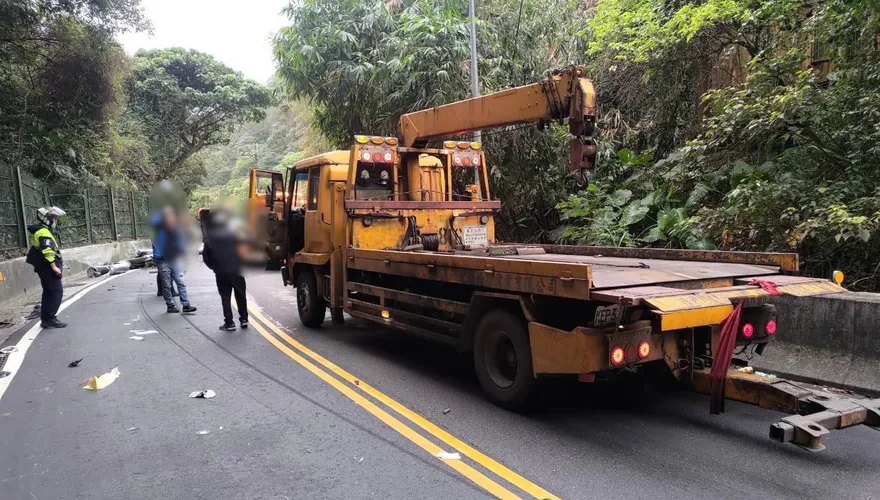 快訊/奪命車禍！新莊機車遭遇大貨車撞擊　20歲騎士當場喪命