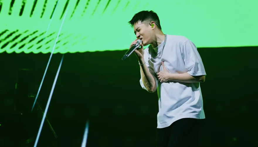 周湯豪香港處女秀嗨炸！ Tyson Yoshi脫上衣「肌情迎戰」全場瘋狂