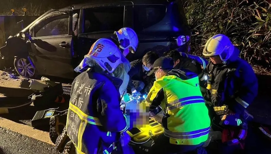 快訊/瑞芳台二線自撞「車頭全爛」！駕駛拖出車外「已無呼吸心跳」