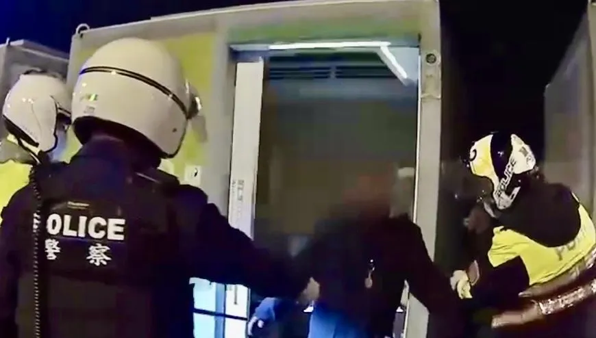 可怕！松山彩虹橋男持雙刀揮舞追擊　路人嚇壞狂奔警逮人