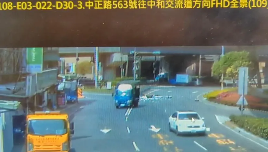 影/缺蛋還這樣！貨車過彎13箱「雞蛋」瞬間洗地　警：未將貨品捆牢要開罰