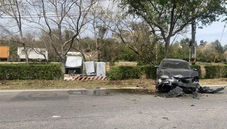 為閃流浪狗！無照男「撞爆變電箱」車頭全毀　害200戶大停電