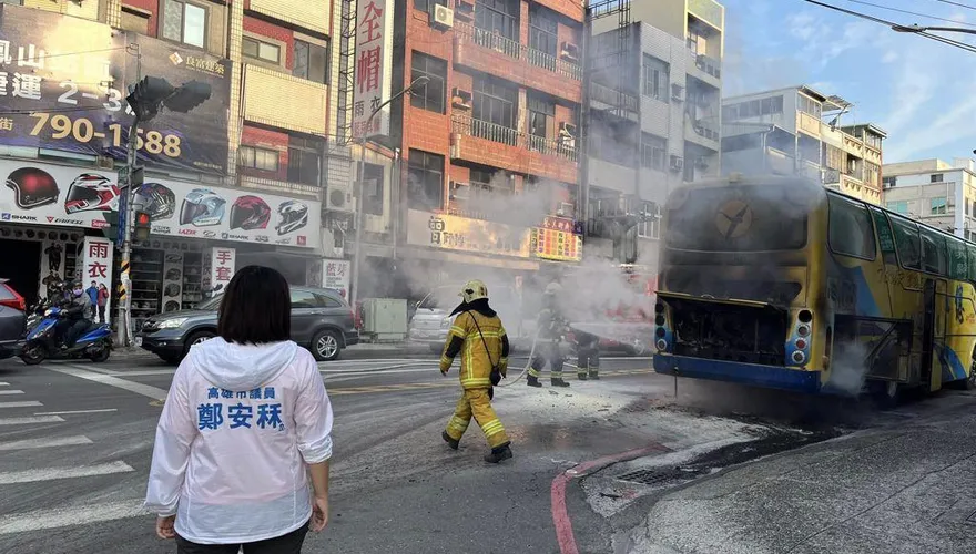 影/高雄鳳山商工校車突起火　司機和學生急逃生幸無人傷亡