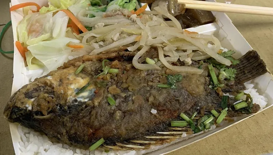 你敢吃嗎？4配菜+1主菜吳郭魚只要45元　網友：我寧願選肉燥