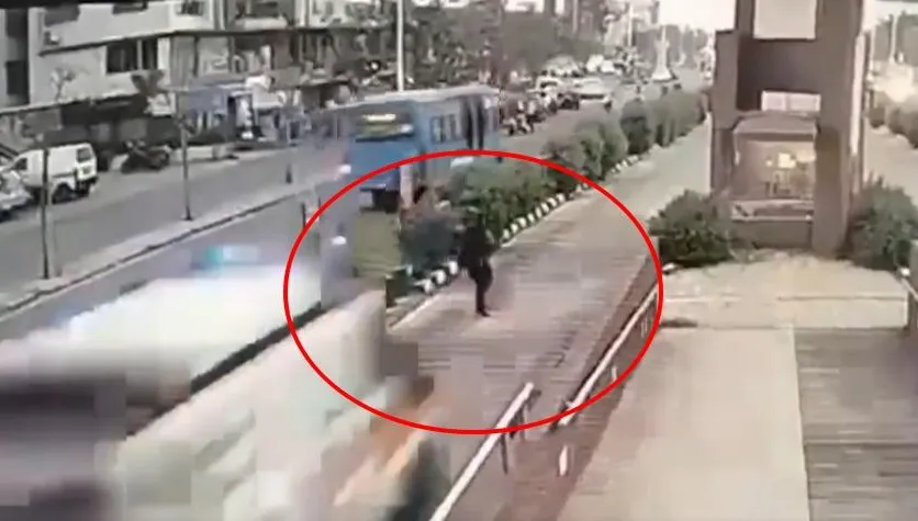 影/驚悚畫面曝光！21歲醫科學生遭救護車高速撞擊　當場噴飛路旁身亡