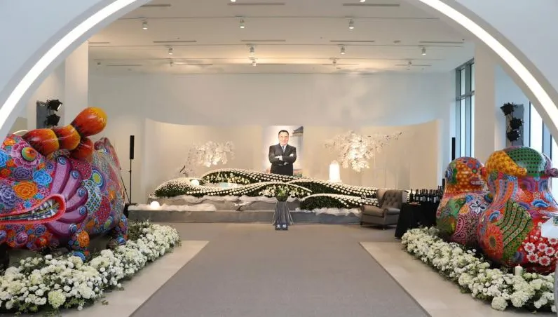 250億總裁65歲逝世！龍巖李世聰弔唁會場「36萬元拉塔希紅酒」供飲