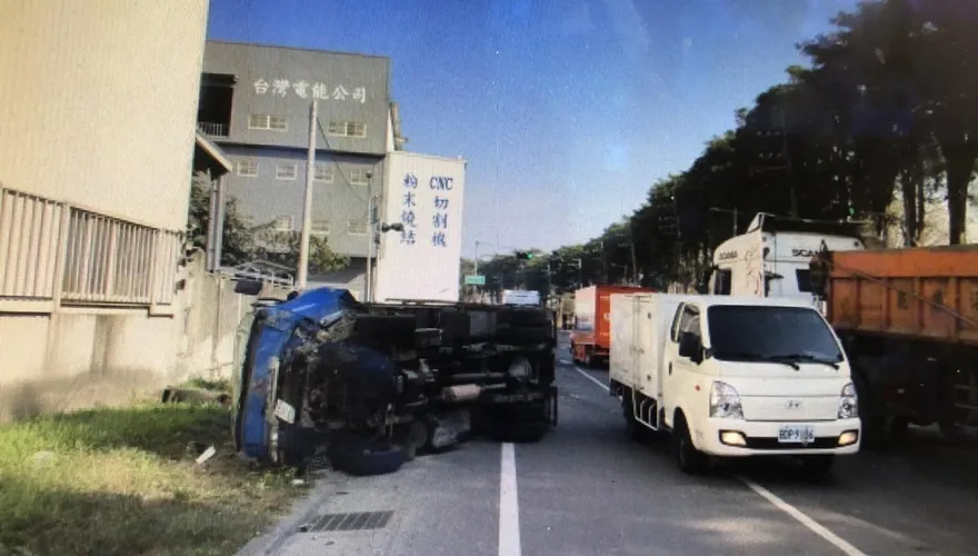 影/高雄大寮連環車禍！她待轉遭追撞…對向貨車慘遭波及翻車