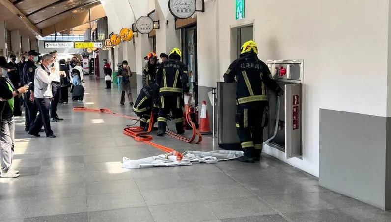 影/乘客嚇壞！花蓮火車站商店街火警　普悠瑪車頂遭波及燒焦