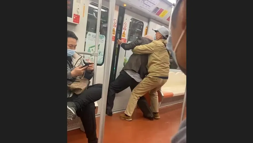 影/坐過站！阿伯欲強開地鐵門下車　被同車乘客合力拖走