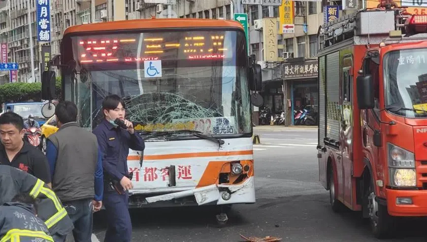 快訊/三重公車「擊落」轎車！擋風玻璃碎成蜘蛛網狀　3傷送醫搶救