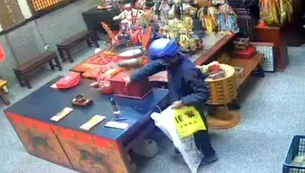 偷香油錢先擲筊！他偷2萬落網稱「神明有同意」　警出示畫面打臉