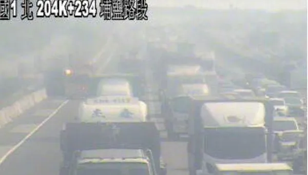 快訊/國1北向埔鹽路段驚傳車禍！貨車側躺車道後方回堵塞爆