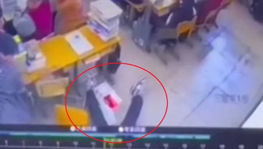 影/陸國三生罰站突倒地抽搐「老師只顧上課」...40多分鐘無人救治身亡