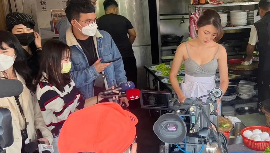 樹林「炒飯妹」爆紅！科技高層開價30萬陪遊香港　本人：我才沒那麼笨