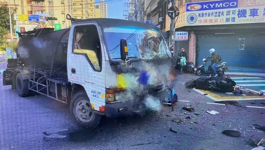 載兒上學遇死劫！桃園慈父騎車遭大貨車撞擊　送醫不治