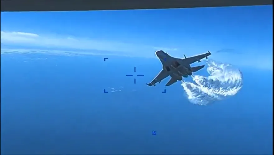 影/美軍無人機墜落黑海！最新畫面曝光　直擊俄羅斯戰機逼近傾倒燃油