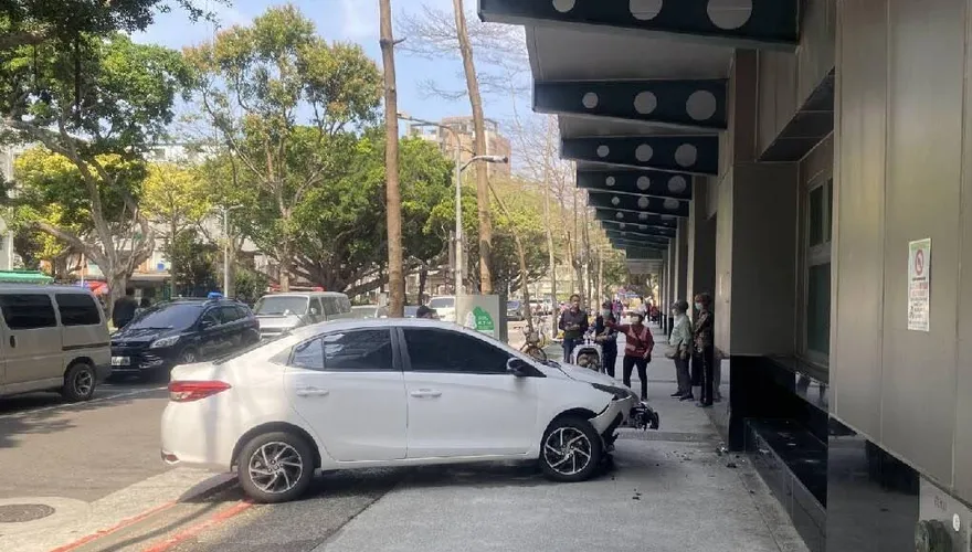 影/驚悚畫面曝！誤把油門當煞車　女上班族緊張釀禍輾斃單親媽