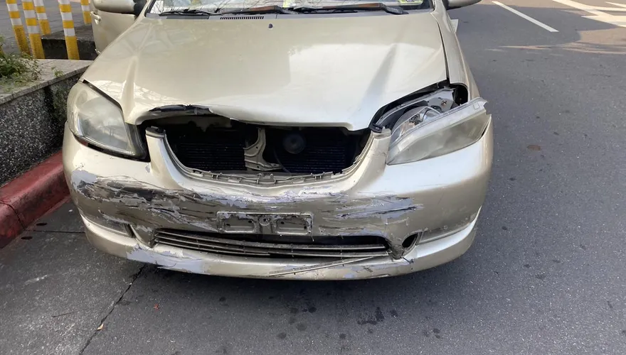 影/8旬翁開車撞飛騎士　南港車站前爆恐怖車禍！19歲男命危送醫