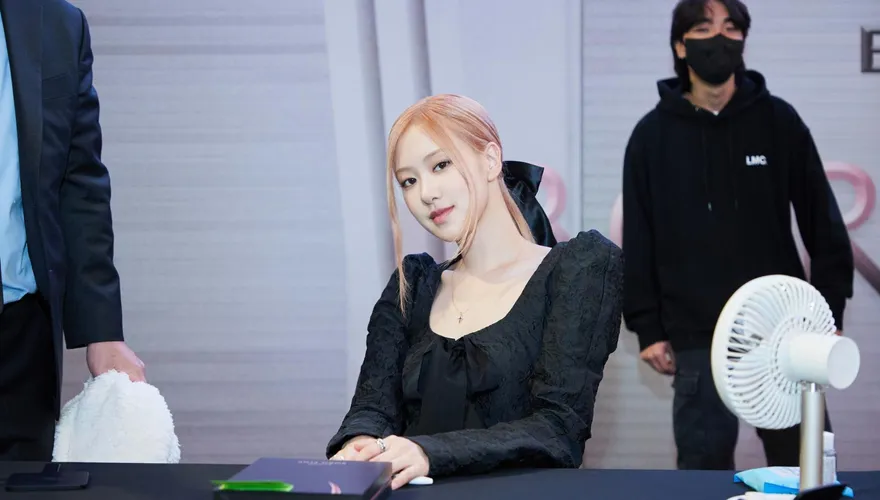 Rosé爆戀上「大16歲男神」！與姜棟元聚會照曝光…經紀公司回應了