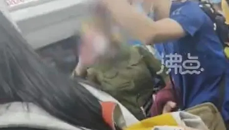影/不滿搭地鐵沒位置坐！軍服醉女暴揍男乘客...怒譙：男人都必須站著