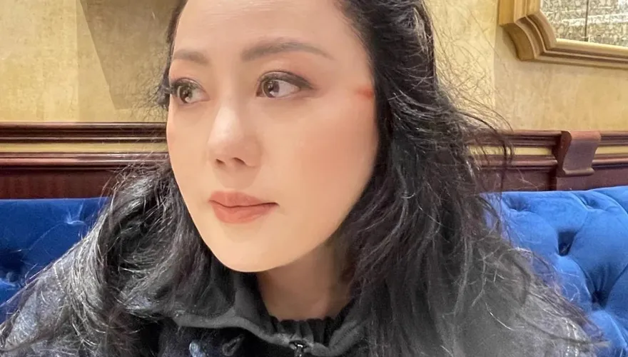 《黑暗榮耀》同款疤！章小蕙慘遭「電髮棒燙傷」險破相 臉上驚現紅色疤痕急向網民求救!