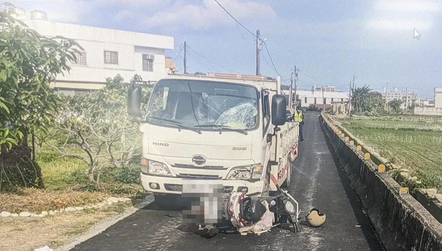 影/鄉間小路會車釀禍！台東小貨車迎面「擊落」機車　嫩妹騎士安全帽飛脫倒地送醫