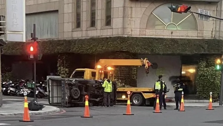 影/轎車警局門口撞翻貨車加速肇逃　警找來駕駛竟掰超瞎理由