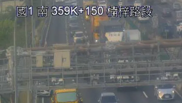 快訊/下班留意！國1南下楠梓段「2車追撞」　車流回堵3公里