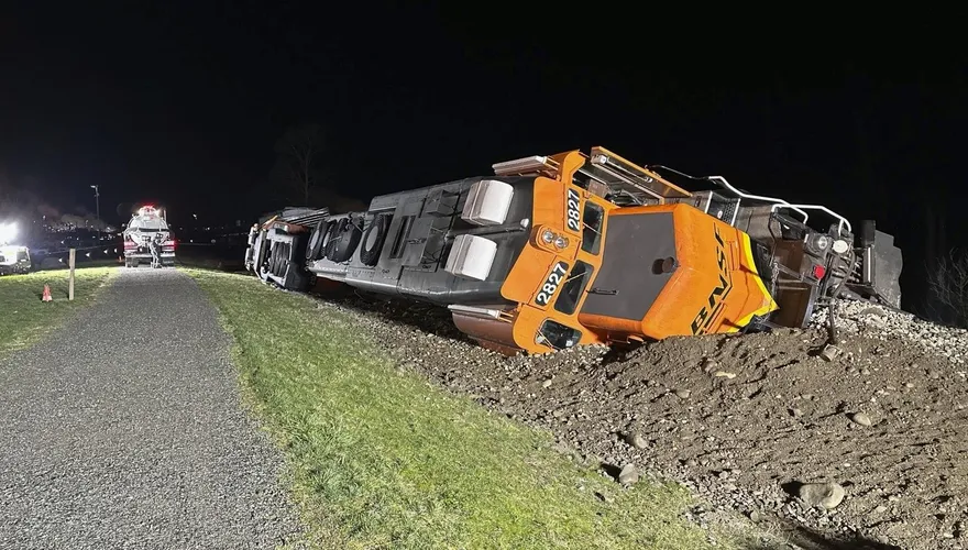 影/1天2翻！美國兩地傳柴油、玉米糖漿載運列車翻覆意外　尚無汙染情形