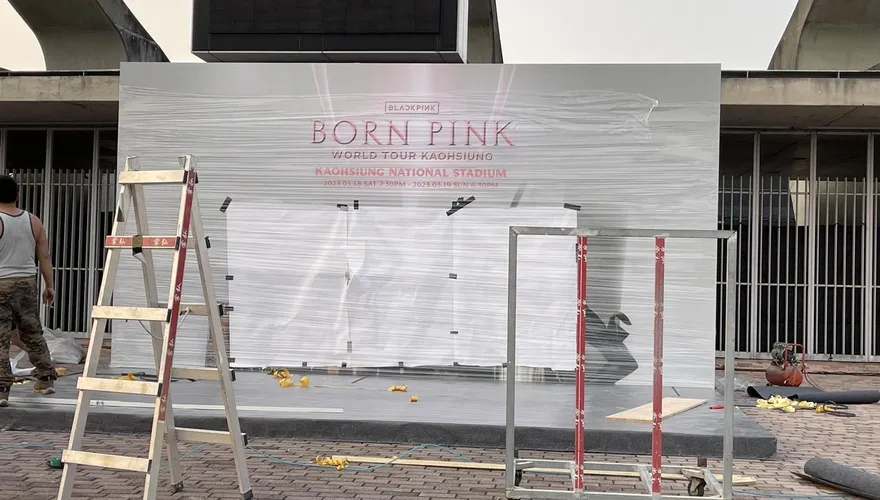 直擊／BLACKBPINK世運主場館搶先看！ 百名工讀生「集體收手機」管控超嚴格